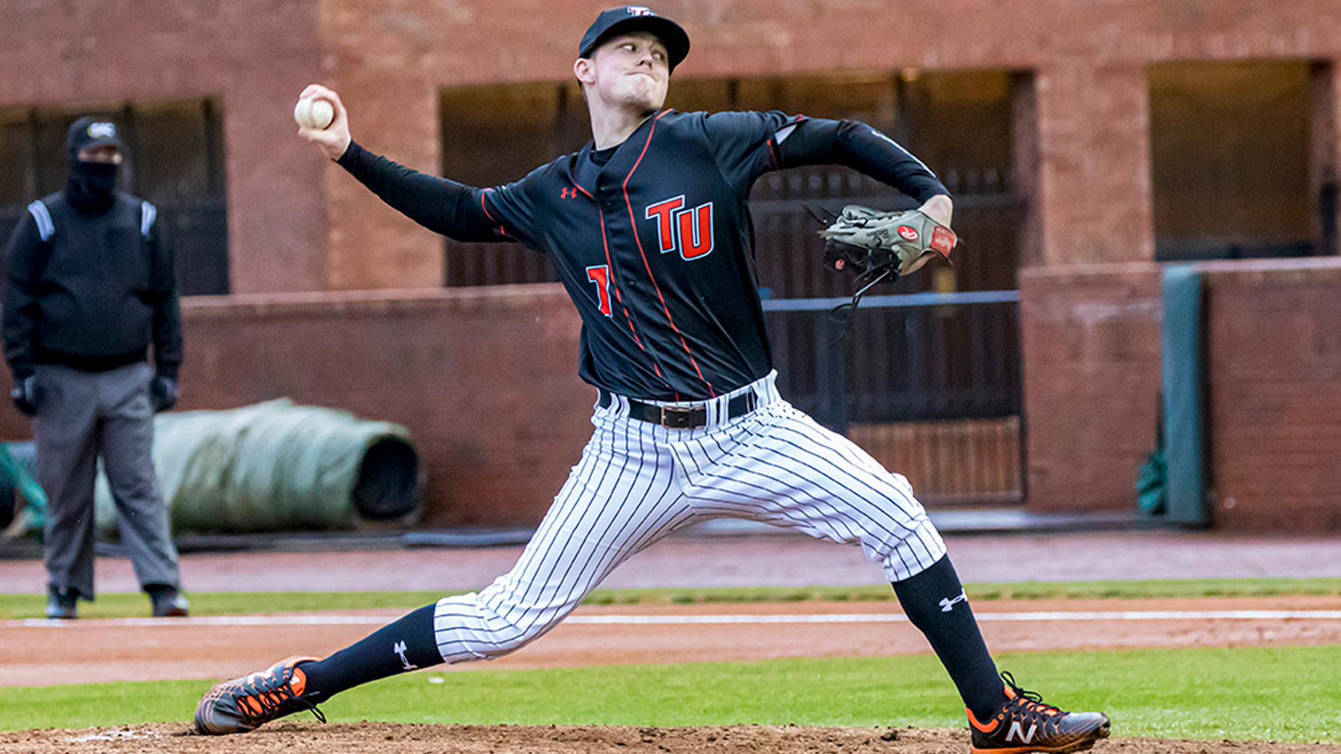 Becker improves to 5-0, Pioneers split at LMU