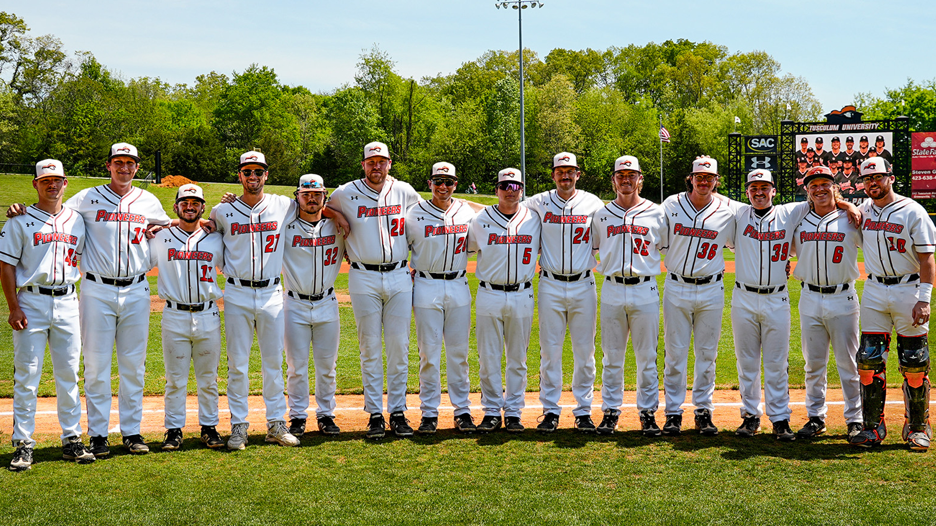 Baseball drops pair to No. 19 Bears on Senior Day