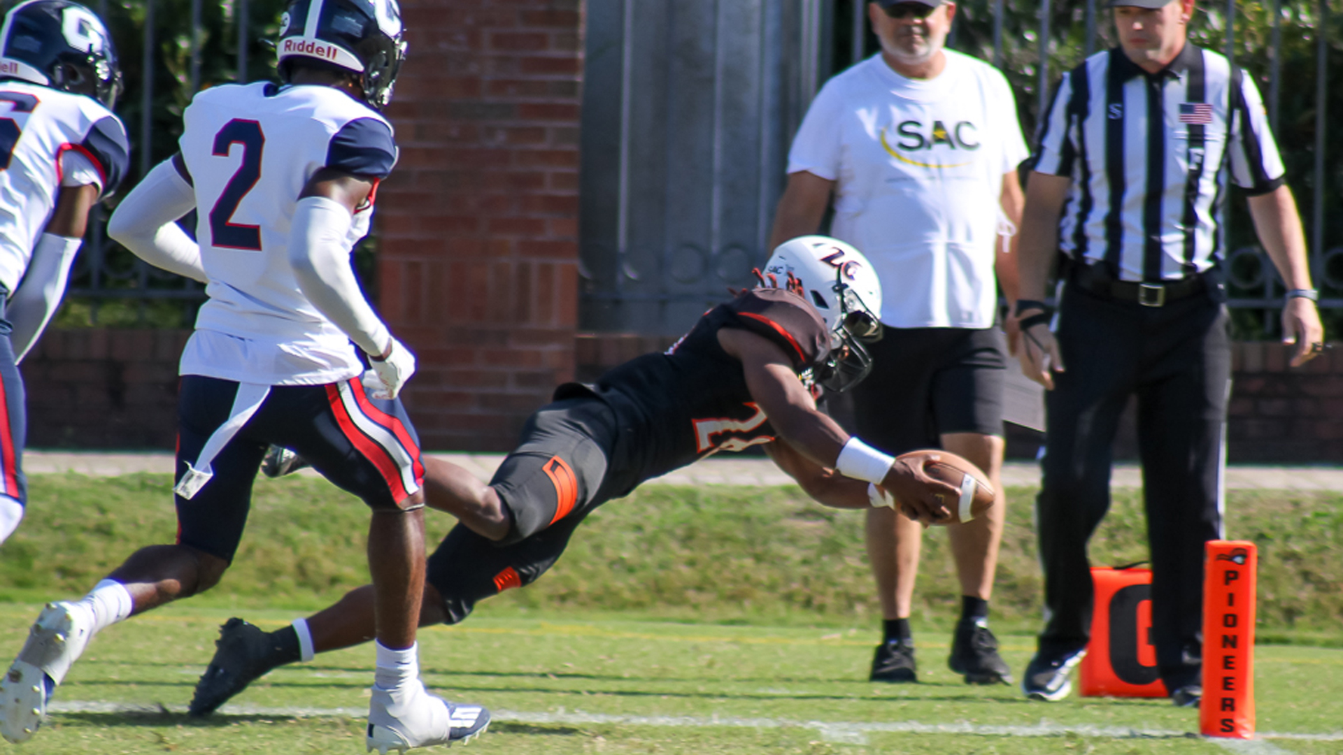 Jalen Hunt scores on his 24-yard TD in Tusculum's 35-21 SAC win over Catawba (photo by Kari Ham)