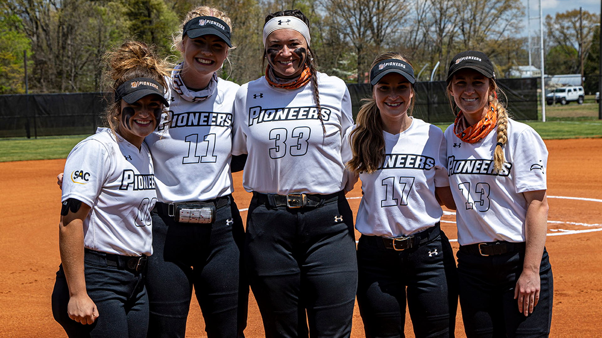 Seniors key in regular season finale split