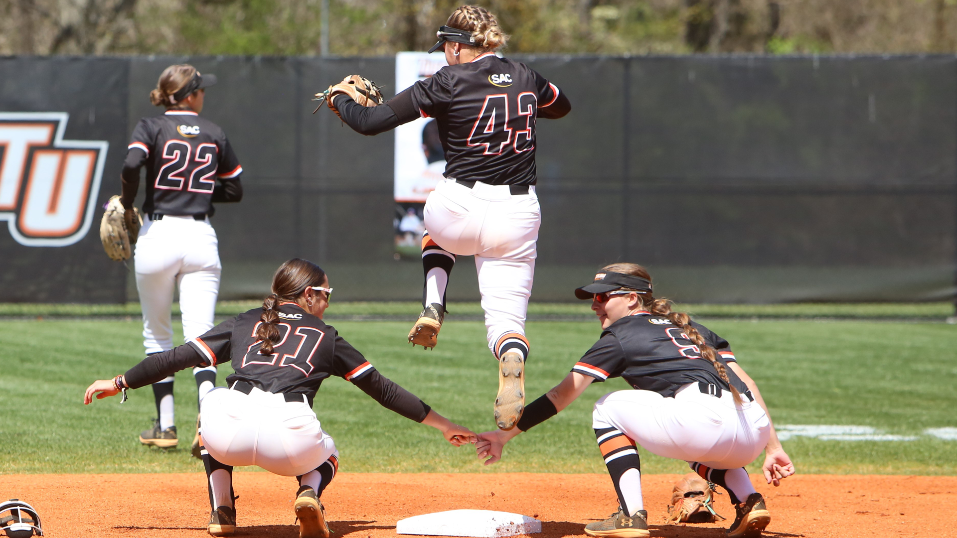 Pioneers pelt Cavaliers in series sweep
