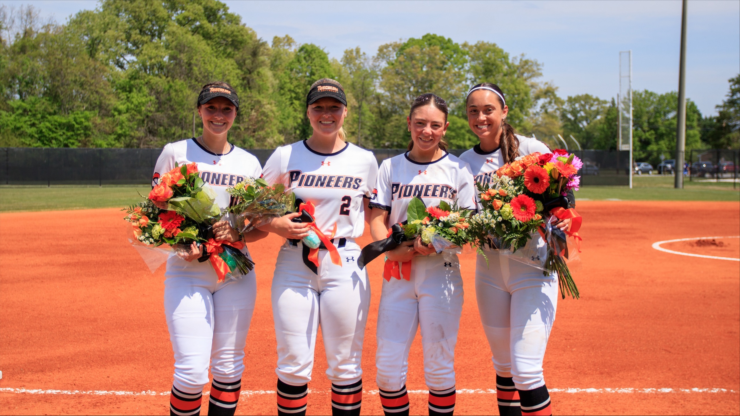 Softball splits Senior Day with Wasps