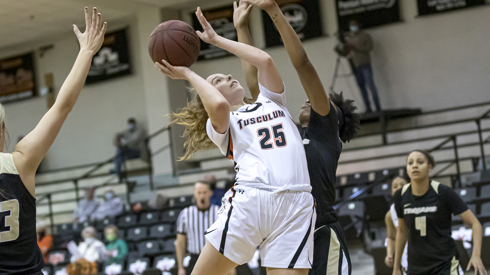 Sutton scores career-high 32, posts 12th double-double as Pioneers win 85-54 at Queens